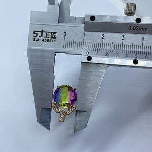Makroaufnahme des 12mm facettierten Natursteinanhängers mit Aurora-Farbverlauf und Goldöse