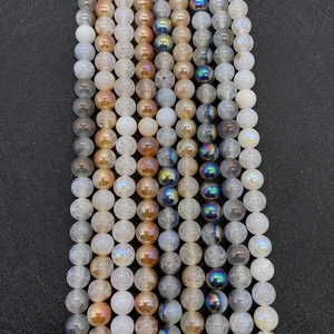 Macro detail van drakenader agaat kralen met kleurrijke gegalvaniseerde afwerkingen voor sieraden