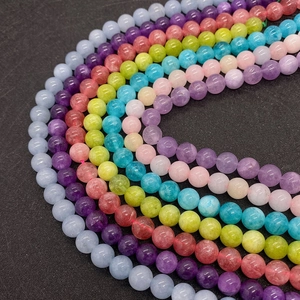 Makroaufnahme bunter 6-8mm Edelsteinperlen für die DIY Schmuckherstellung