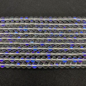Makroaufnahme klarer Kristallperlen 6-10mm mit Regenbogen-Aurora-Effekt für DIY-Schmuck