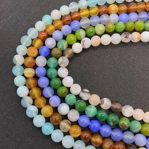 Macro-opname van gekleurde drakenader agaat ronde kralen voor DIY-sieraden maken