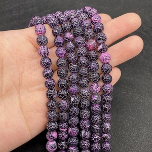 Macro-detail van zwarte en paarse drakenaderagaat kralen voor DIY sieraden maken