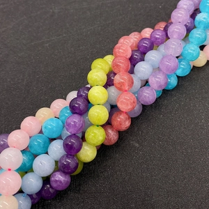 Makroaufnahme bunter 6-8mm Amethyst- und Chalcedonperlen für DIY-Schmuckherstellung