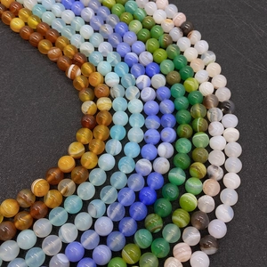 Macro-opname van gekleurde gepolijste agaatkralen met natuurlijke patronen voor DIY-sieraden