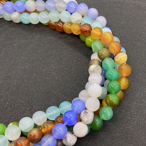 Close-up van kleurrijke gestreepte agaatkralen met natuurlijke patronen voor DIY-sieraden