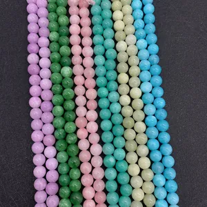 Detailansicht sortierter Natursteinperlen in verschiedenen Farben für DIY-Schmuck