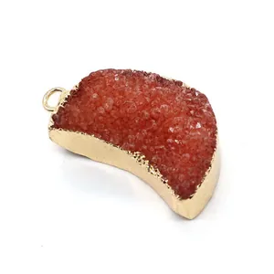 Pendentif agate druzy en forme de lune avec bords dorés et texture de cristal rouge