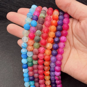 Kleurrijke drakenader agaat kralen in hand voor DIY sieraden maken accessoires