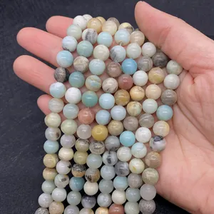 Gros plan de perles en pierre naturelle colorées montrant des textures minérales