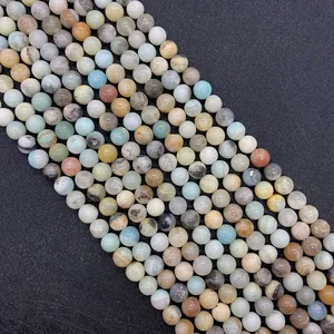 Vue macro de perles d'Amazonite polies de 6-10 mm avec textures et couleurs naturelles lisses