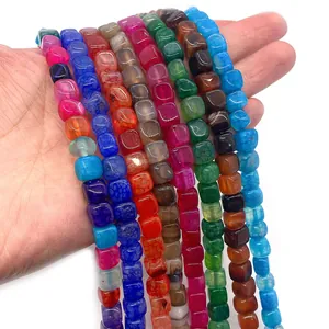 Bunte quadratische Drachenader-Achatperlen für DIY-Schmuck in der Hand gehalten