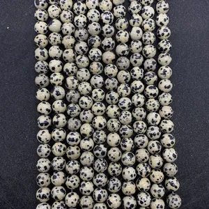 Makroaufnahme von natürlichen Dalmatinerstein-Rundperlen für DIY-Schmuck und Handwerk