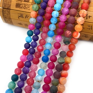 Matte drakenader agaat kralen voor DIY sieraden op vintage bamboe achtergrond