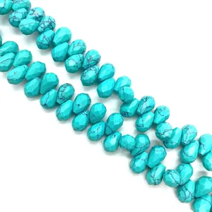 Macrodetail van gefacetteerde druppelvormige turquoise kralen met natuurlijke texturen