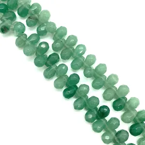 Macro-detail van gefacetteerde groene aventurijn druppelkralen voor DIY-sieraden