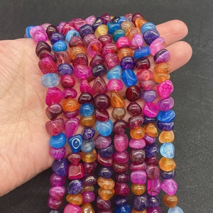 Vue détaillée de perles irrégulières en agate naturelle colorée pour la création de bijoux