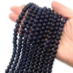 Gros plan de perles de grès bleu étincelantes pour la création de bijoux DIY