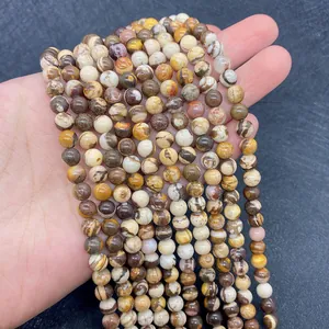 Gros plan détaillé de perles rondes en pierre de zèbre naturelle pour la création bijoux