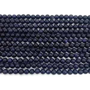 Vue macro de perles en grès bleu profond avec paillettes pour la création de bijoux