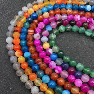 Détails macro de diverses perles d'agate rondes colorées pour la création de bijoux