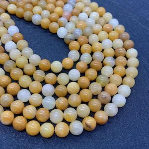 Makroaufnahme von natürlichen gelben Topas-Rundperlen mit glatt polierter Textur für DIY-Schmuck