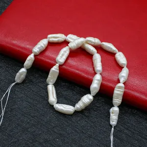 Makroansicht natürlicher weißer Barockperlen mit Wachstumsringen für DIY-Schmuck