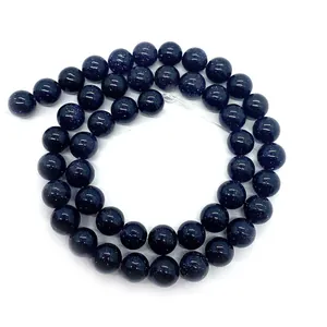 Détail macro de perles en grès bleu profond avec effet scintillant pour bijoux artisanaux