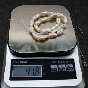 Detailansicht von Barockperlen auf einer Digitalwaage mit einem Gewicht von 41,8 Gramm