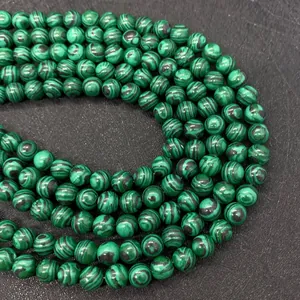 Macro di perline rotonde in malachite verde con venature naturali per gioielli fai da te