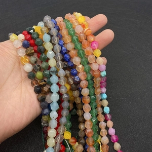 Dettaglio macro di perle sfaccettate in agata multicolore per gioielli fai-da-te