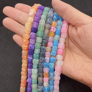 Dettaglio macro di perle di agata squadrate e venate per la creazione di gioielli fai da te