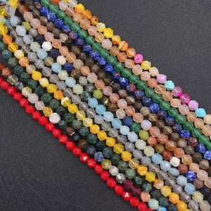 Vista macro di perle di agata sfaccettate colorate per gioielli fai-da-te con taglio geometrico