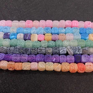Dettaglio macro di perle di agata stagionata a forma di cubo con trama vena di drago
