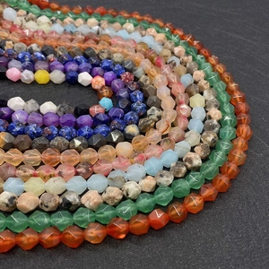 Vista macro di perle di agata sfaccettate multicolore per creare gioielli DIY