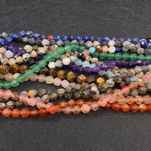 Vista macro di perline di agata sfaccettate multicolori con trame di pietre naturali per fai da te