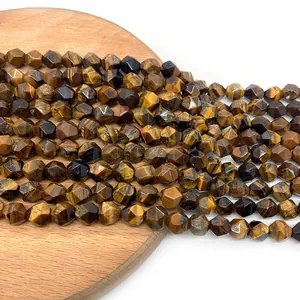 Facettierte Tigerauge-Natursteinperlen für DIY-Schmuck auf einem runden Holztablett