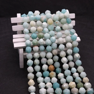Perle in pietra di amazzonite naturale sfaccettata su un supporto decorativo in legno