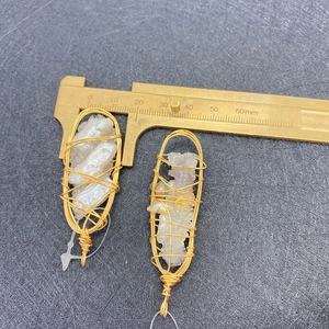 Detail von golddrahtgewickelten Barockperlenanhängern mit Messung auf Messschieber