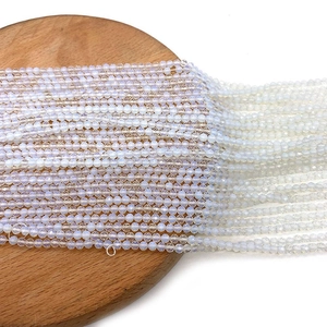 Perle in pietra d'opale sfaccettata 2-4mm per gioielli fai da te su vassoio in legno