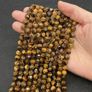 Makroansicht facettierter Tigerauge-Natursteinperlen für DIY-Schmuckherstellung