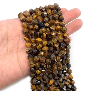 Facettierte Tigerauge-Natursteinperlen für DIY-Schmuckherstellung, in der Hand präsentiert