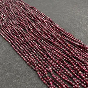 Détail macro de perles en grenat naturel facetté avec une couleur rouge profond