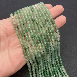 Nahaufnahme facettierter grüner Natursteinperlen mit Textur und Glanz für DIY-Schmuck