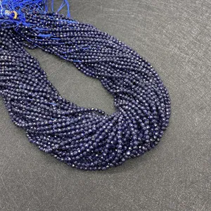Macro-opname van facetgeslepen blauwe goudsteen kralenstrengen voor DIY-sieraden