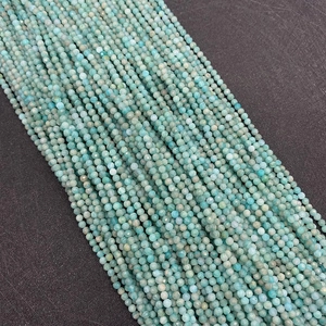 Macro-opname van gefacetteerde amazoniet kralen voor het maken van DIY-sieraden