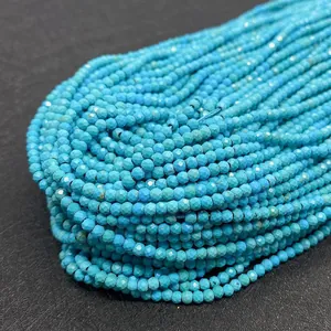 Macro-detail van gefacetteerde blauwe turkoois kralen voor DIY-sieraden en handgemaakte armbanden
