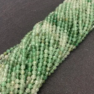 Makroaufnahme von 3mm grünen facettierten Natursteinperlen für DIY Schmuckdesign