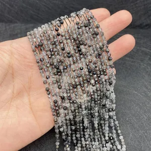 Dettaglio di fili di perle sfaccettate in quarzo rutilato nero per gioielli fai da te