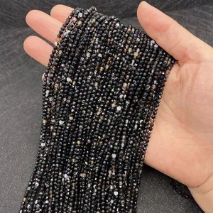 Primer plano de cuentas de piedra natural de ónix negro facetado para joyas