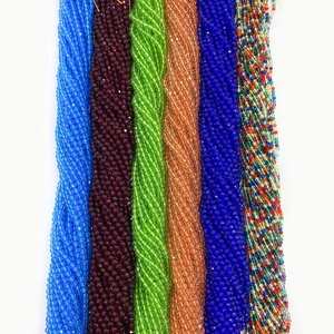 Detalle de cuentas de cristal facetado de 2mm en varios colores para hacer collares DIY
